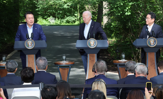 윤석열 대통령이 18일(현지시간) 워싱턴DC 인근 미국 대통령 별장인 캠프 데이비드에서 열린 한미일 정상 공동기자회견에서 발언하고 있다. 캠프데이비드=연합뉴스